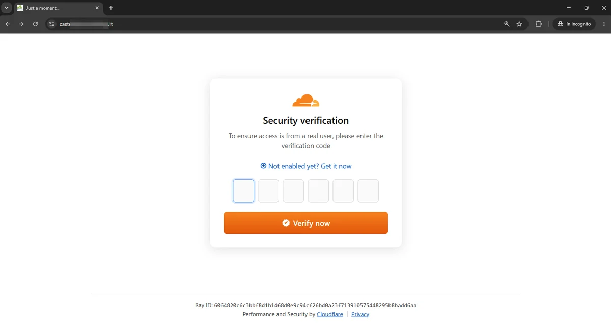 Acto 3: falsa verificación con seis campos de código y botón Verify now, el señuelo de la técnica ClickFix, servida a pantalla completa por el sitio comprometido