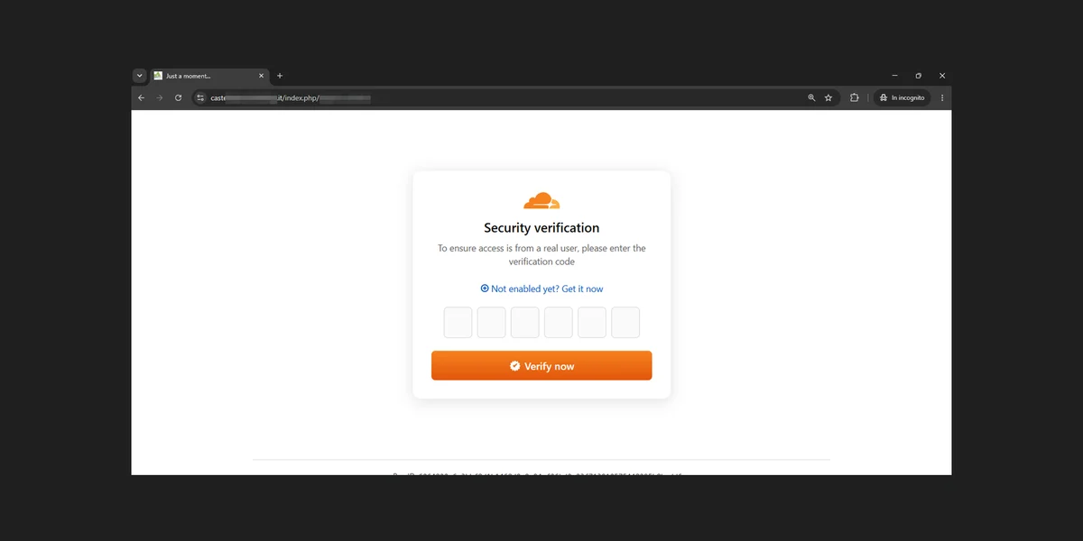 Gefälschte Cloudflare-Challenge, ausgeliefert von der kompromittierten Website, mit der (teilweise geschwärzten) Domain des Opfers in der Adressleiste